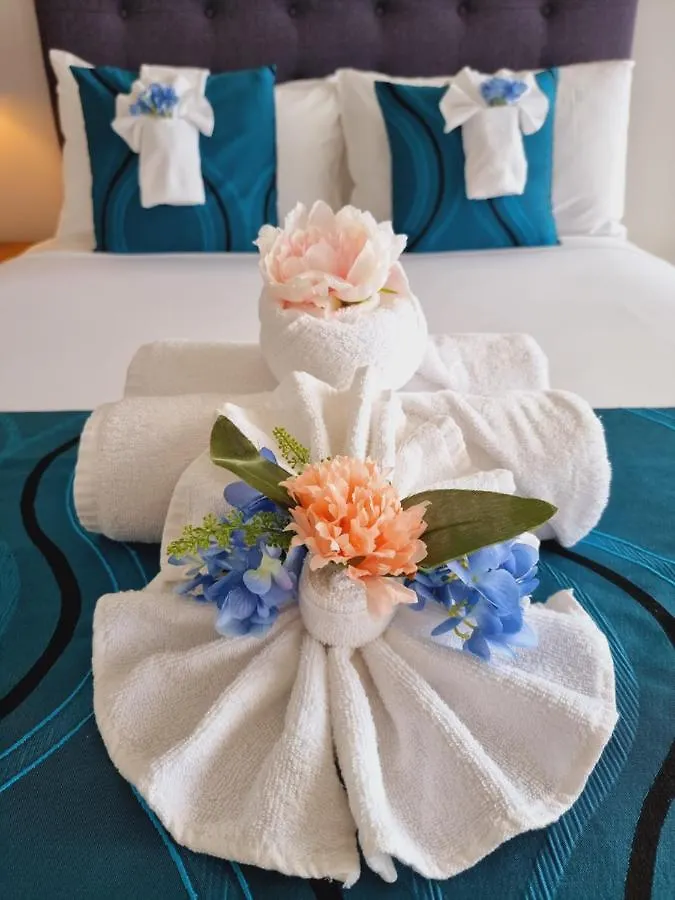 Cairns Luxury Seafront Apartment